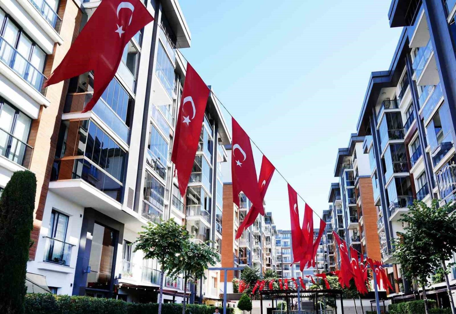 bahcelievler-turk-bayraklariyla-donatildi