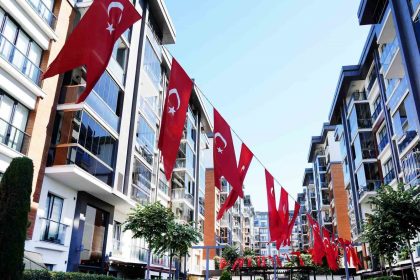 bahcelievler-turk-bayraklariyla-donatildi