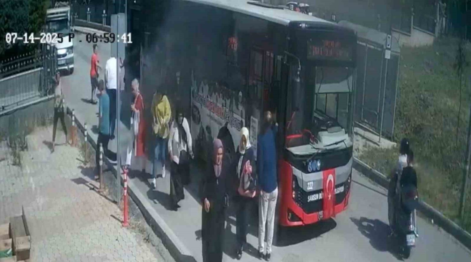 belediye-otobusu-alev-aldi-yolcular-panikle-kacisti-o-anlar-kamerada
