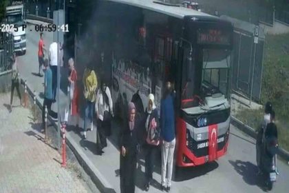 belediye-otobusu-alev-aldi-yolcular-panikle-kacisti-o-anlar-kamerada