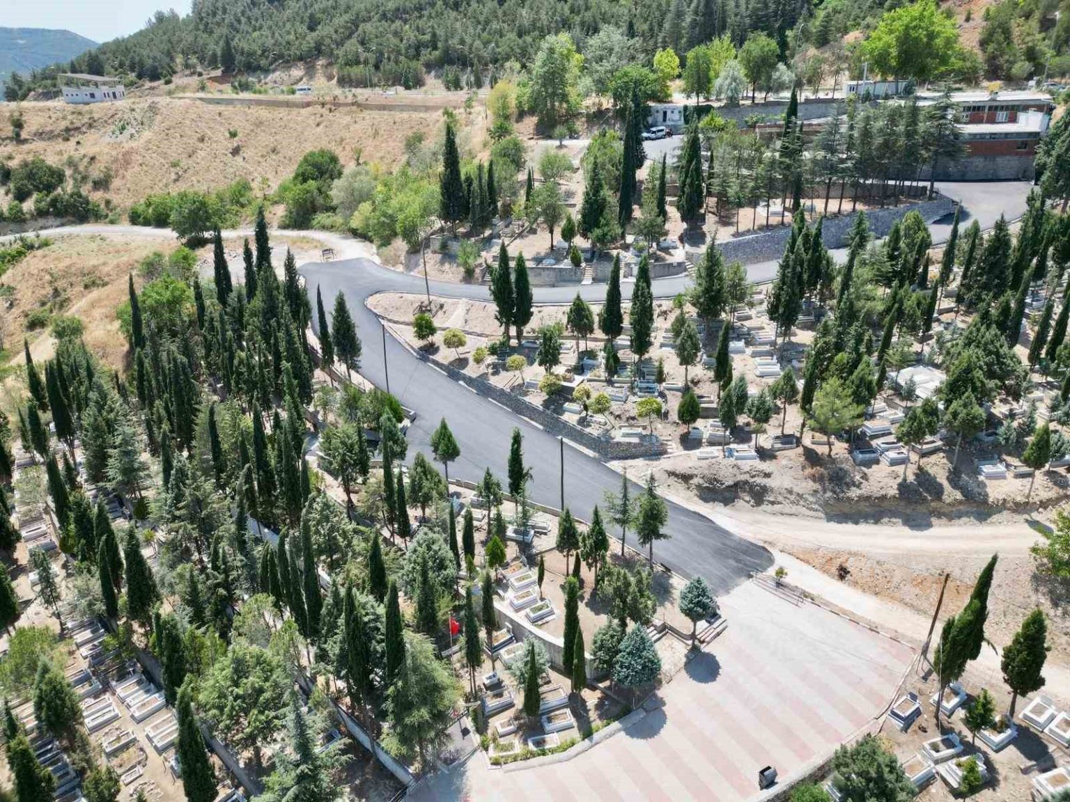 bilecik-sehitlik-yolu-asfaltla-yenilendi