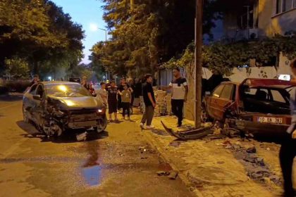 bisikletli-cocuga-carpmamak-icin-direksiyonu-kirdi-park-halindeki-araca-carpti