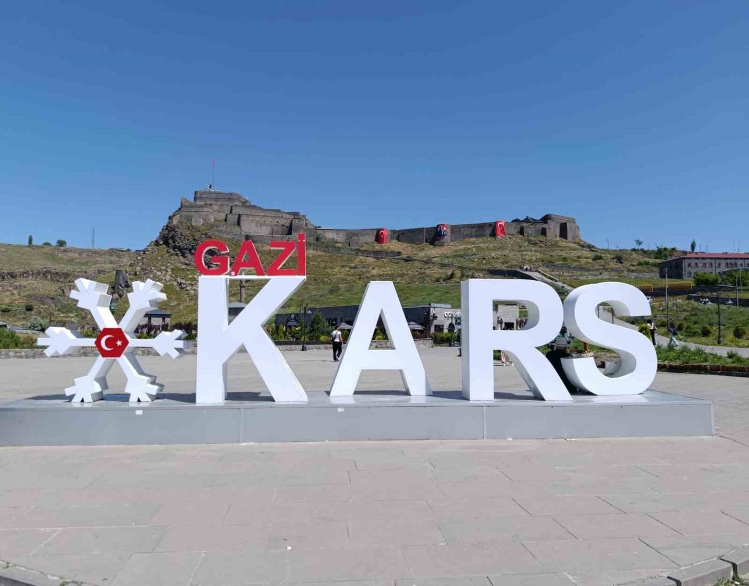 cumhurbaskani-erdoganin-cagrisiyla-kars-kalesi-bayraklarla-donatildi