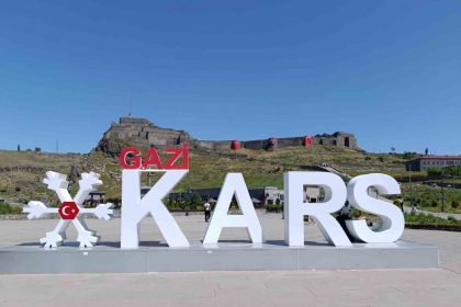 cumhurbaskani-erdoganin-cagrisiyla-kars-kalesi-bayraklarla-donatildi