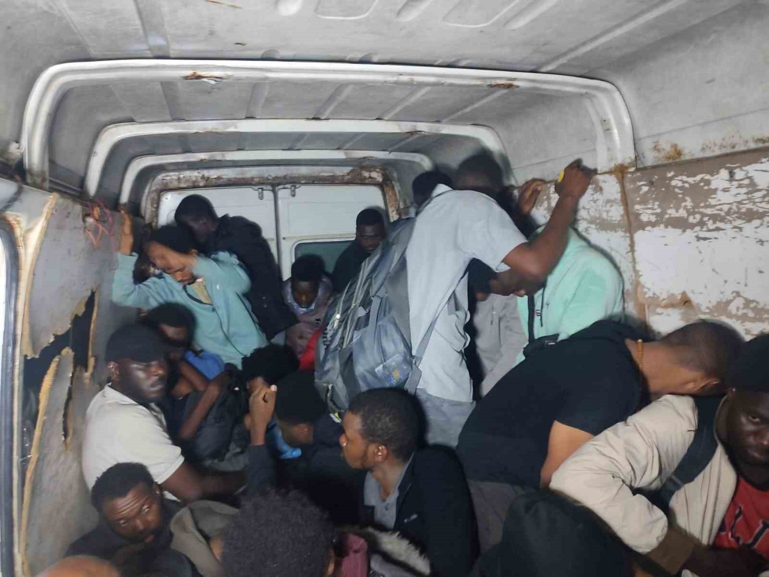 didimde-arac-icerisinde-31-duzensiz-gocmen-yakalandi