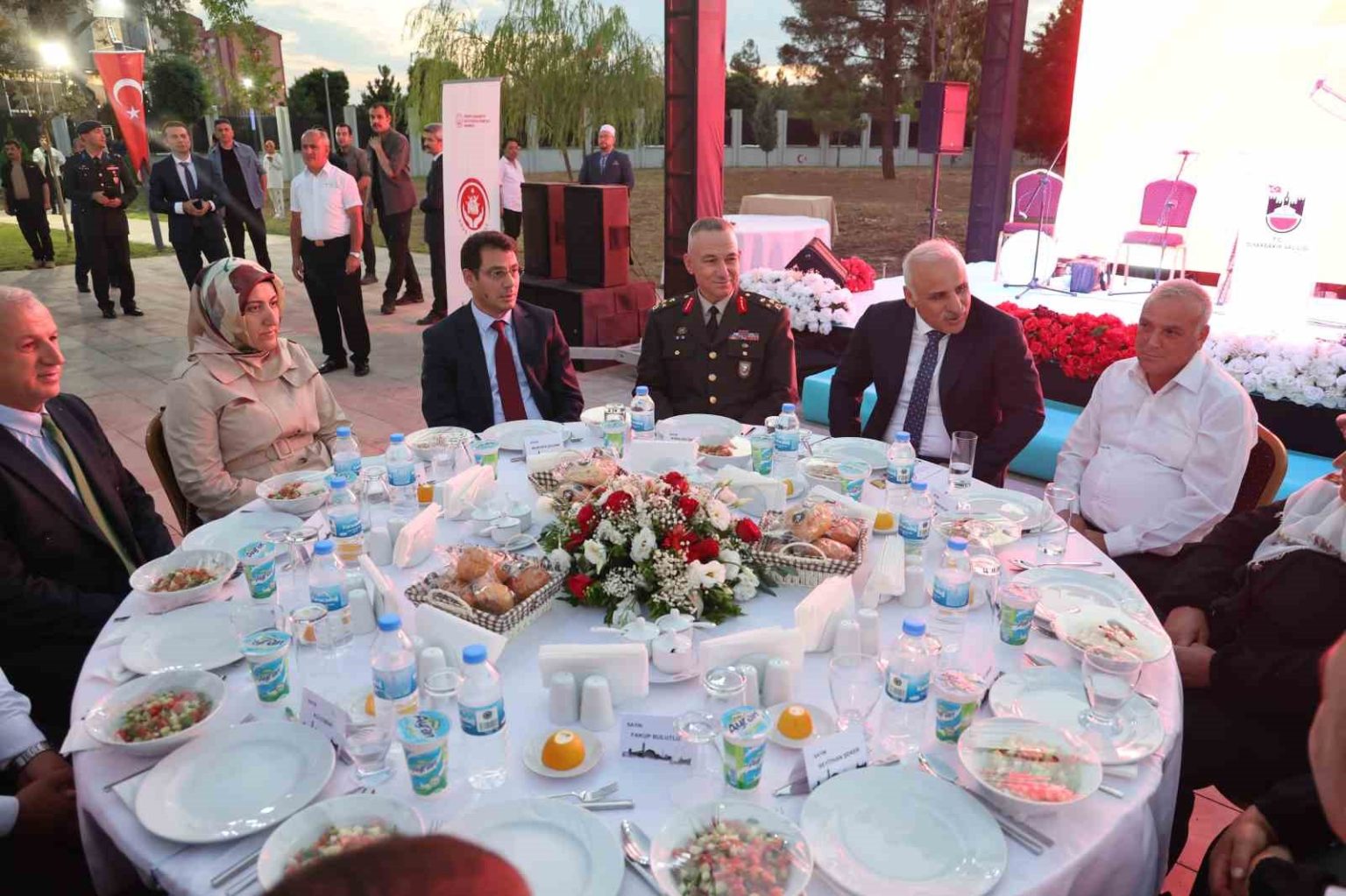 diyarbakir-valisi-zorluoglu-sehit-yakinlari-ve-gazilerle-bir-araya-geldi