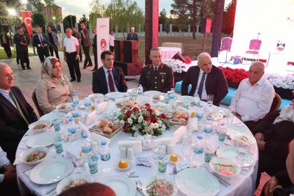 diyarbakir-valisi-zorluoglu-sehit-yakinlari-ve-gazilerle-bir-araya-geldi