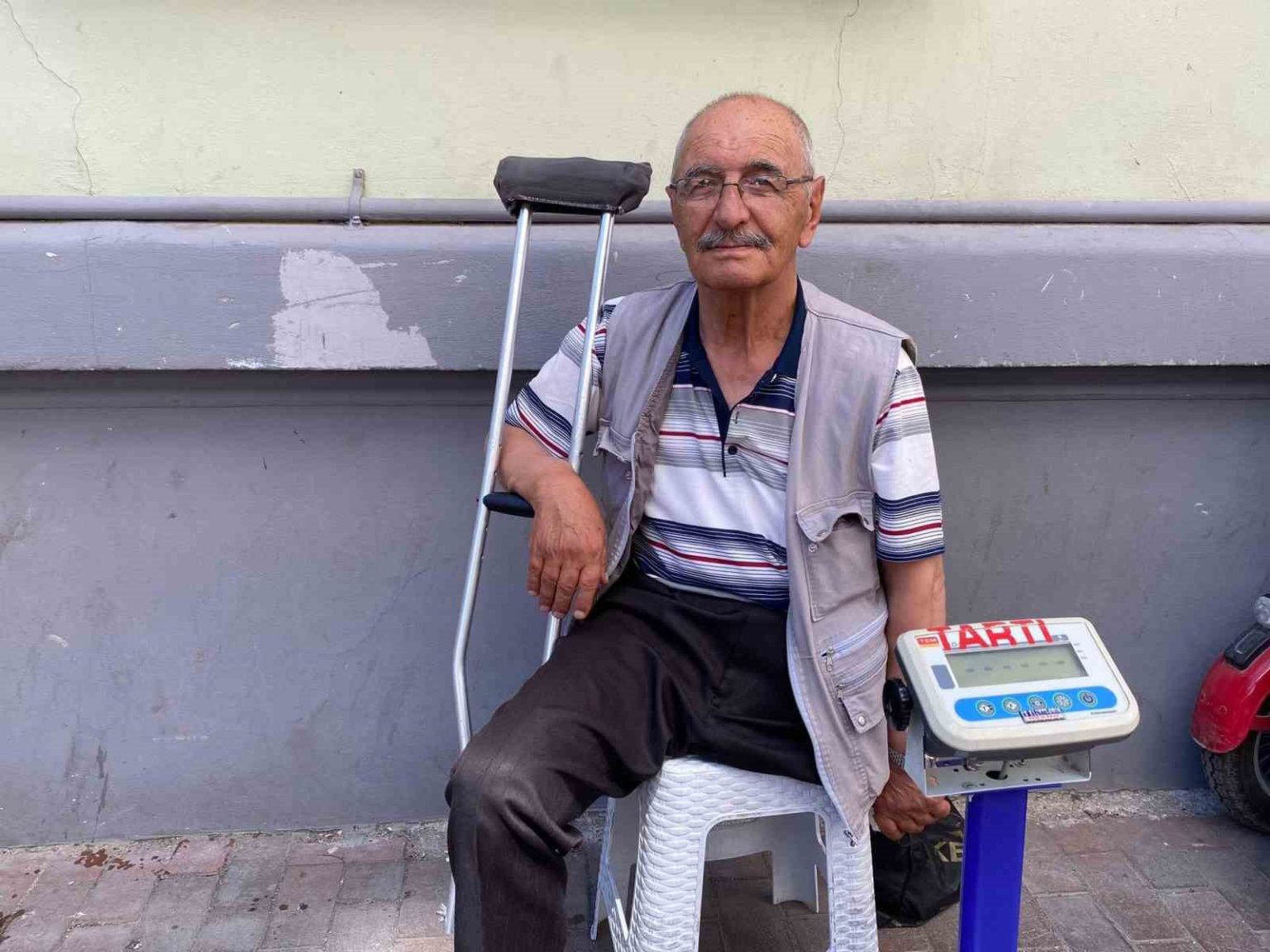 engelli-araciyla-hamamyoluna-geliyor-tartiyla-gecimini-sagliyor