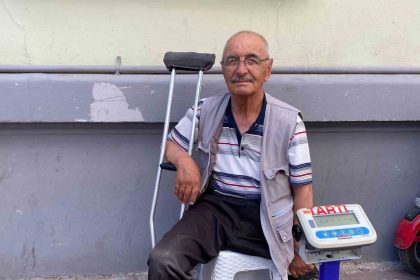 engelli-araciyla-hamamyoluna-geliyor-tartiyla-gecimini-sagliyor