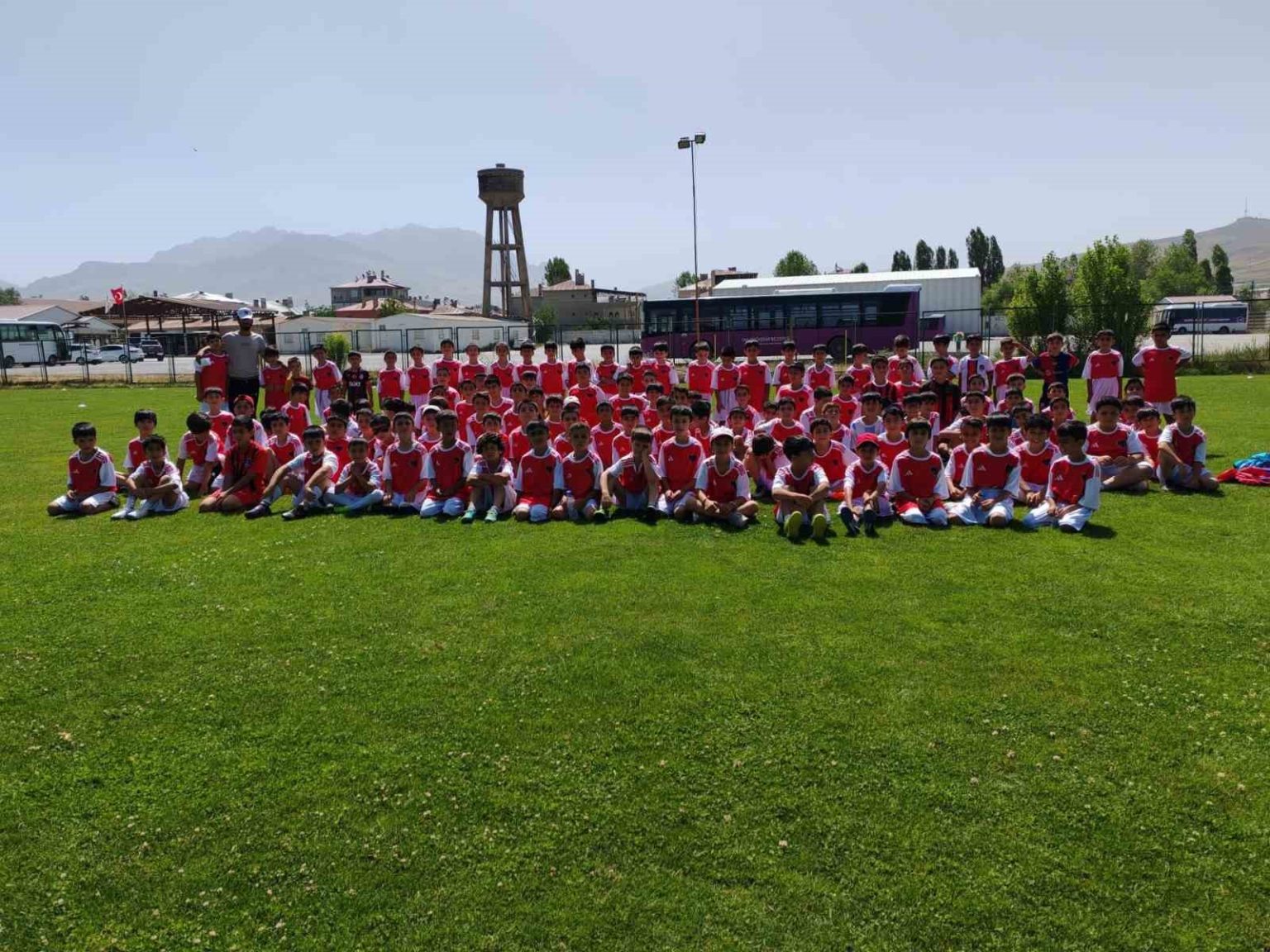 futbol-yaz-spor-okulu-400u-askin-ogrenciyle-devam-ediyor