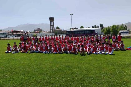 futbol-yaz-spor-okulu-400u-askin-ogrenciyle-devam-ediyor