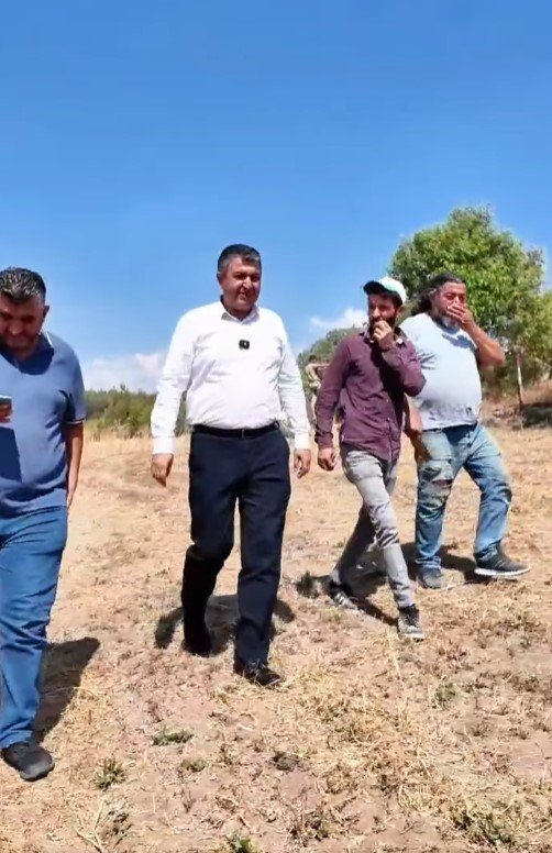 gedizde-hasat-coskusu-basladi-baskan-akel-ciftcilerin-yaninda