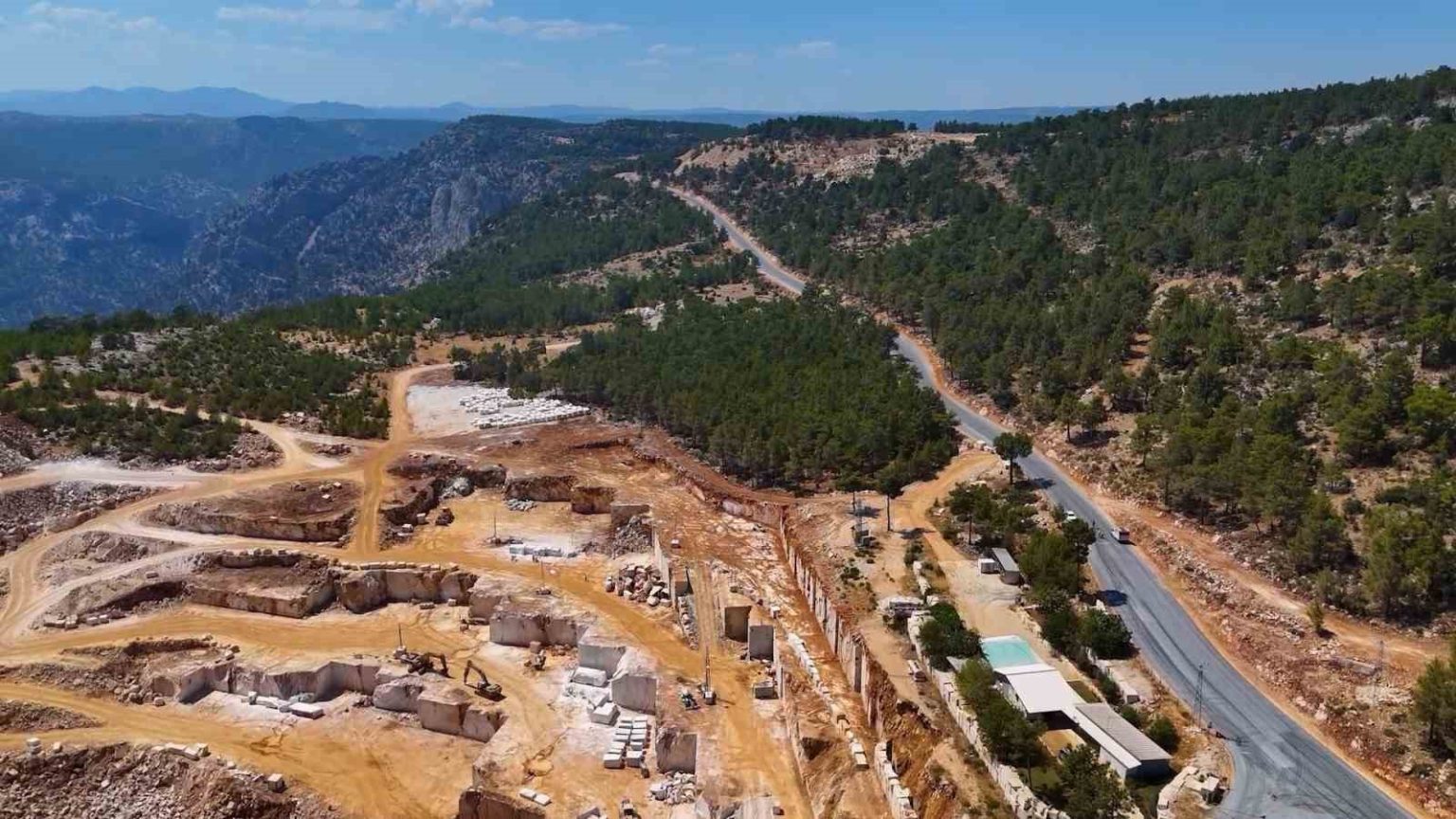 gulnarda-30-kilometrelik-grup-yolu-yenileniyor