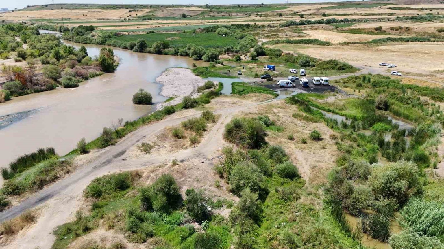 kardesini-ve-yakinini-kurtarmak-isterken-dicle-nehrinde-kaybolan-genci-arama-calismalari-havadan-goruntulendi
