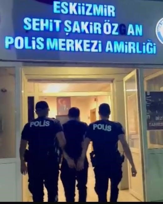 kesinlesmis-hapis-cezasiyla-aranan-hukumlu-izmirde-yakalandi