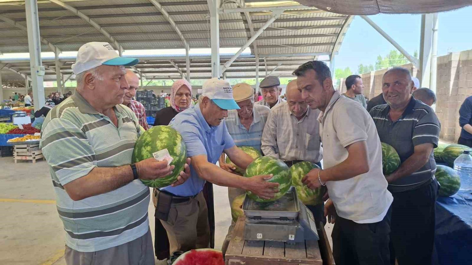 kilosu-3-liradan-satilan-17-ton-karpuz-2-saatte-tukendi