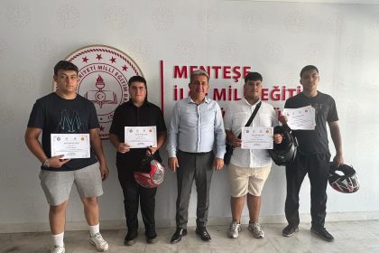 mentesede-kaskom-projesinde-ogrencilere-belgeleri-takdim-edildi