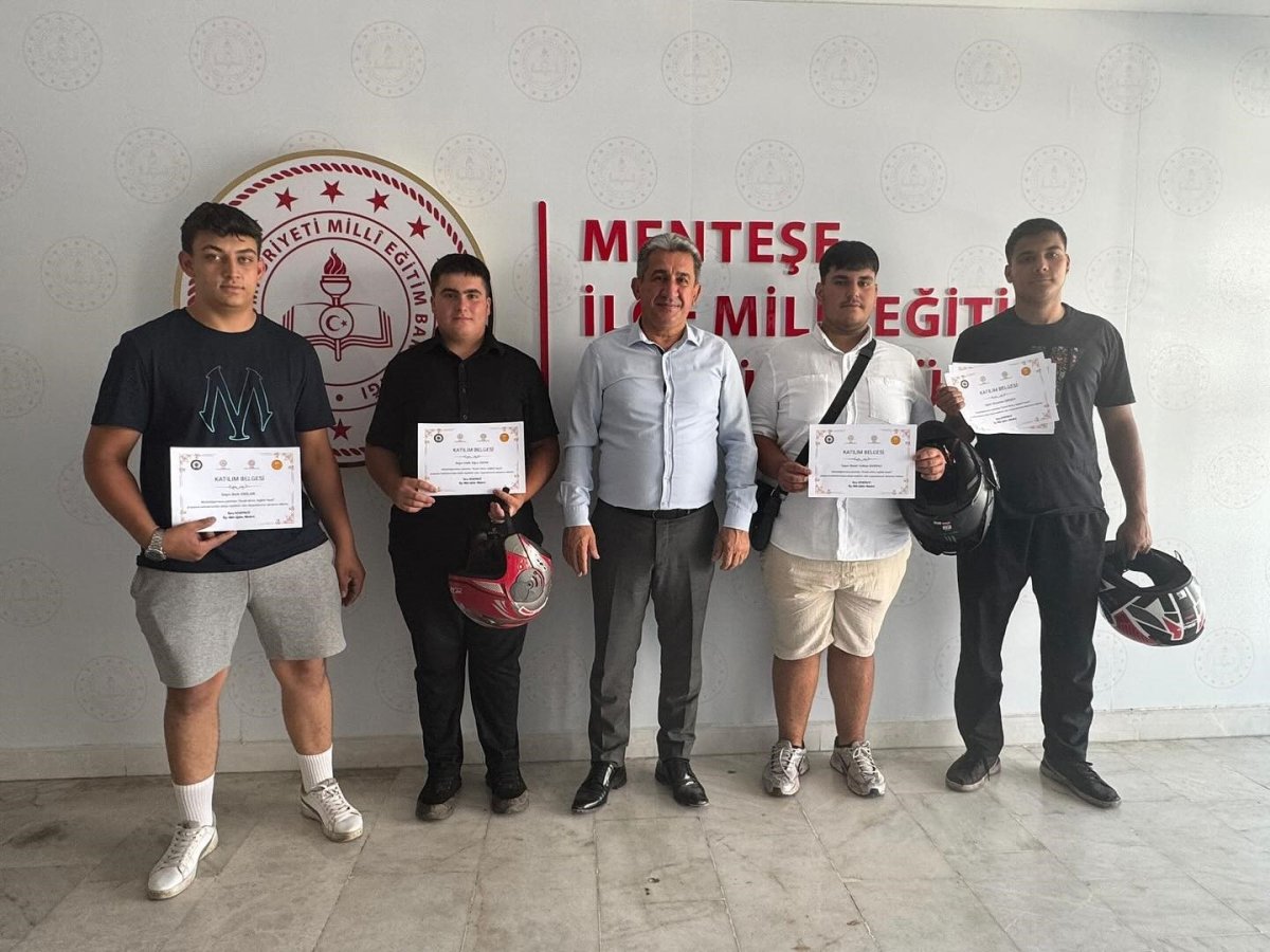 mentesede-kaskom-projesinde-ogrencilere-belgeleri-takdim-edildi