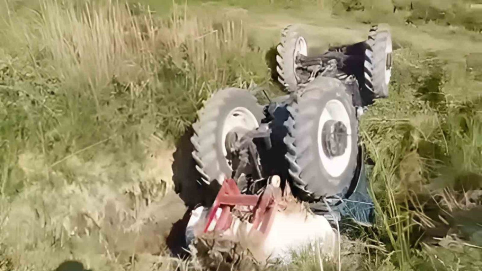 sokede-traktor-sulama-kanalina-dustu