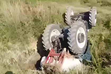 sokede-traktor-sulama-kanalina-dustu