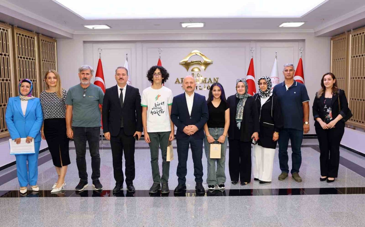 vali-osman-varol-lgs-sampiyonlarini-agirladi