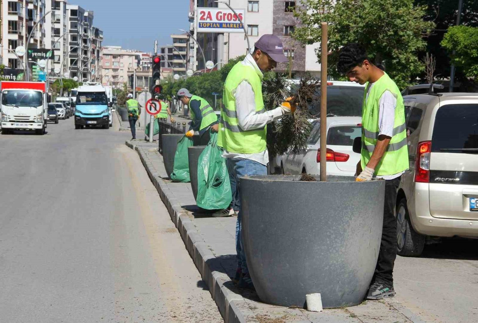 van-buyuksehir-belediyesinden-yesil-alanlarda-yogun-mesai