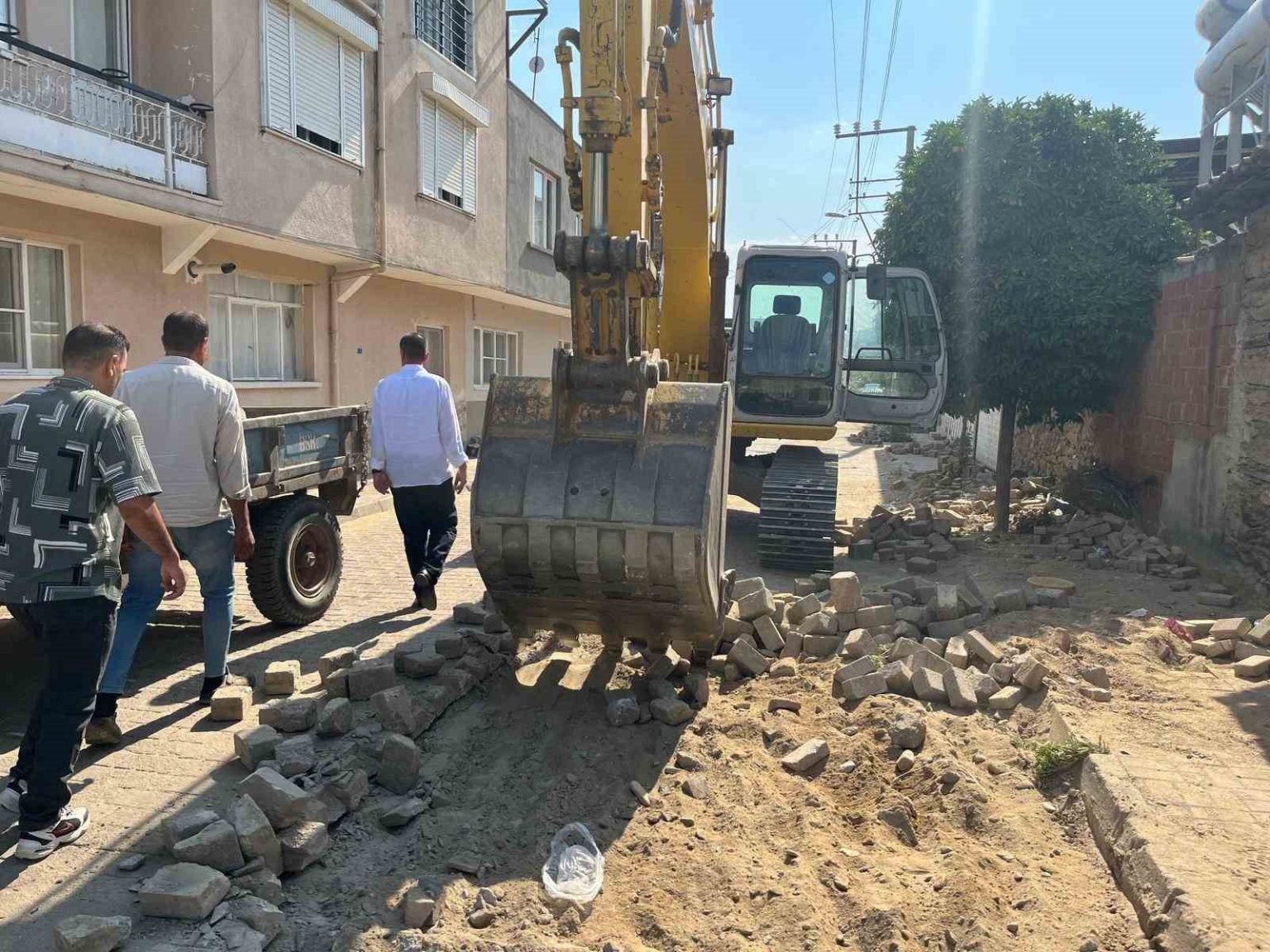 yenipazarda-yol-ve-kaldirim-calismalari-devam-ediyor