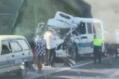 yolcu-minibusu-kamyonla-carpisti-2si-agir-4-yarali