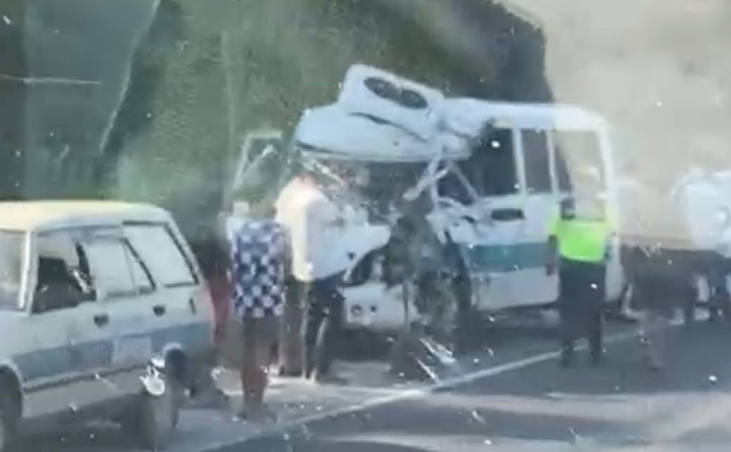 yolcu-minibusu-kamyonla-carpisti-2si-agir-4-yarali