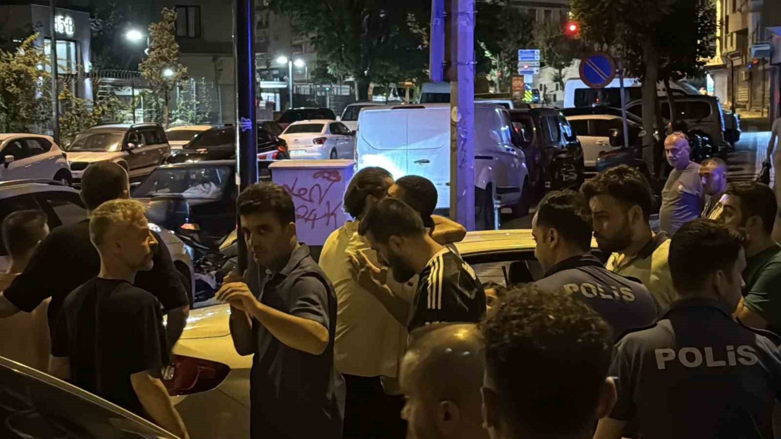 zeytinburnunda-intihar-tesebbusunde-bulunan-sahis-5-saatin-sonunda-ikna-edildi
