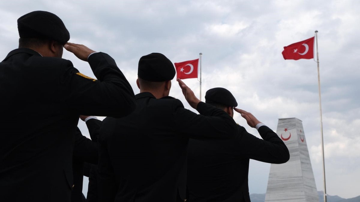15-temmuz-kapsaminda-garnizon-sehitliginde-anma-programi-duzenlendi