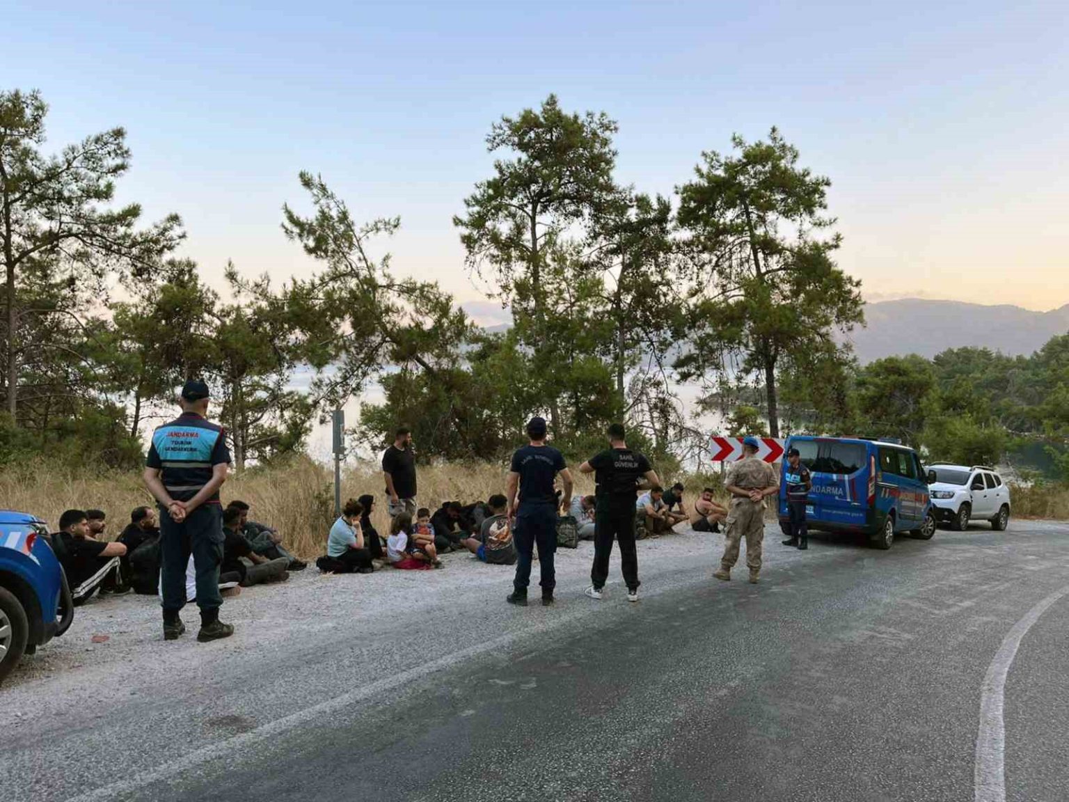 22-duzensiz-gocmen-ve-2-gocmen-kacakcisi-yakalandi