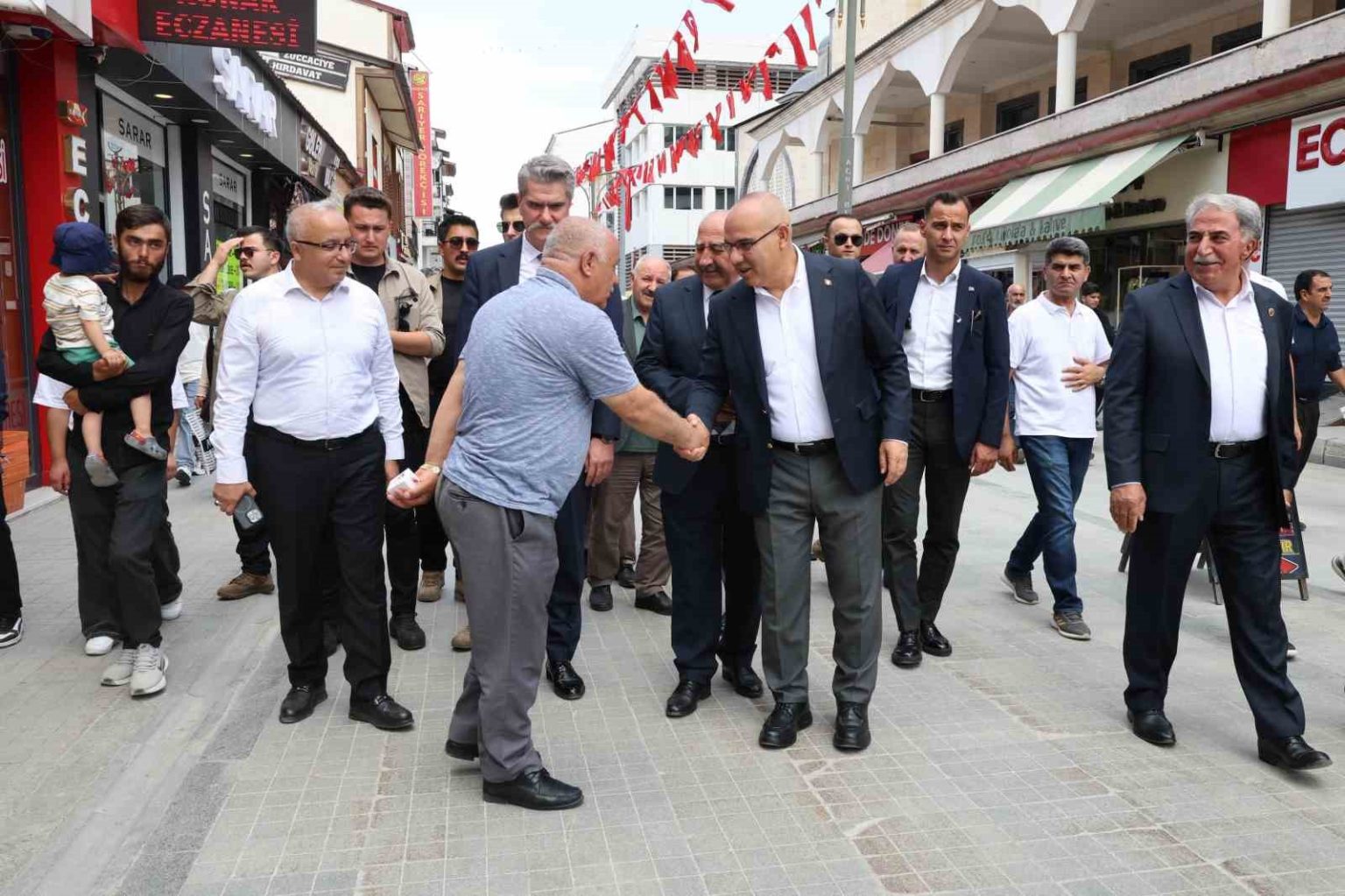 agri-valisi-koc-cumhuriyet-caddesinde-esnaf-ve-vatandaslarla-15-temmuzu-andi