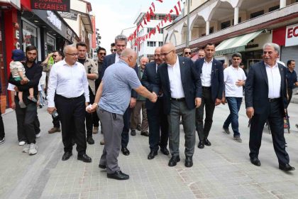 agri-valisi-koc-cumhuriyet-caddesinde-esnaf-ve-vatandaslarla-15-temmuzu-andi