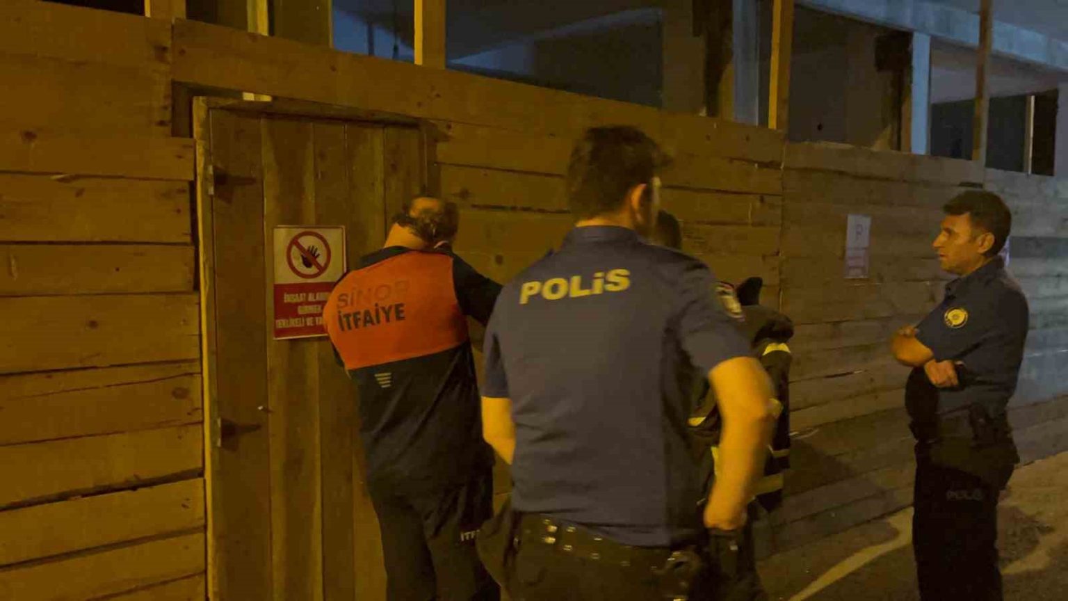 asilsiz-yangin-ihbari-ekipleri-harekete-gecirdi