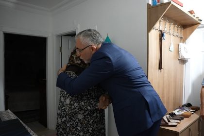 bakan-isikhan-sosyal-guvenlik-kurumu-personeli-olan-15-temmuz-sehidi-ailesini-ziyaret-etti