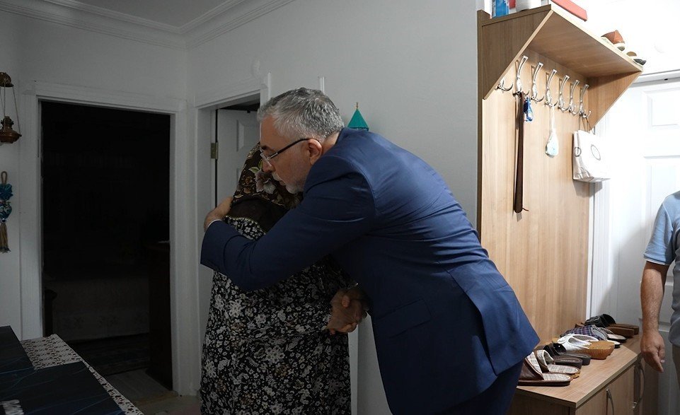 bakan-isikhan-sosyal-guvenlik-kurumu-personeli-olan-15-temmuz-sehidi-ailesini-ziyaret-etti