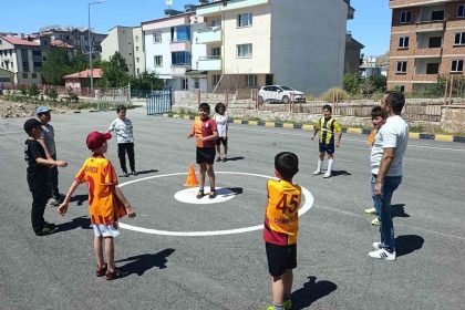 bayburtta-ogrenciler-robotik-ve-futbol-kurslariyla-hem-egleniyor-hem-ogreniyor