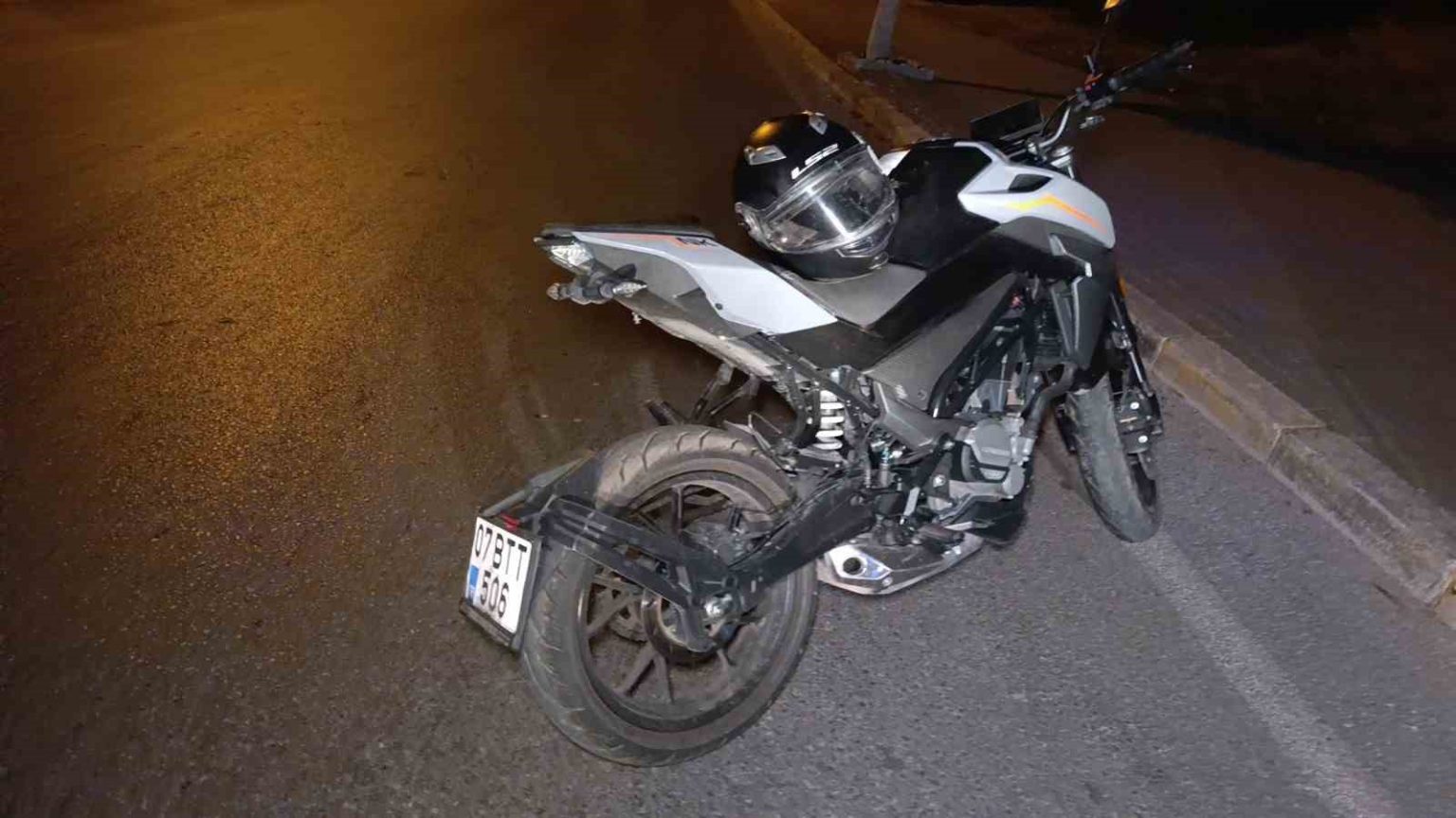 bordur-tasina-carpan-motosikletin-surucusu-yaralandi