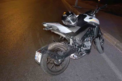 bordur-tasina-carpan-motosikletin-surucusu-yaralandi