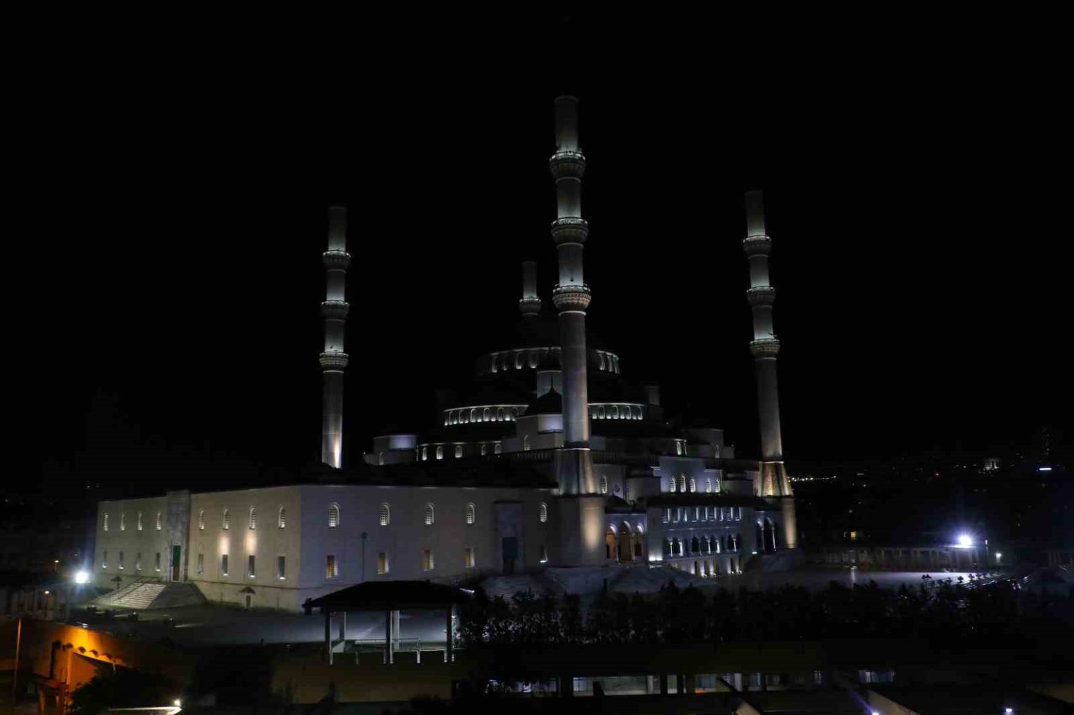 darbe-girisiminde-birlik-ve-beraberligin-sembolu-olan-selayi-diyanet-isleri-baskani-erbas-okudu