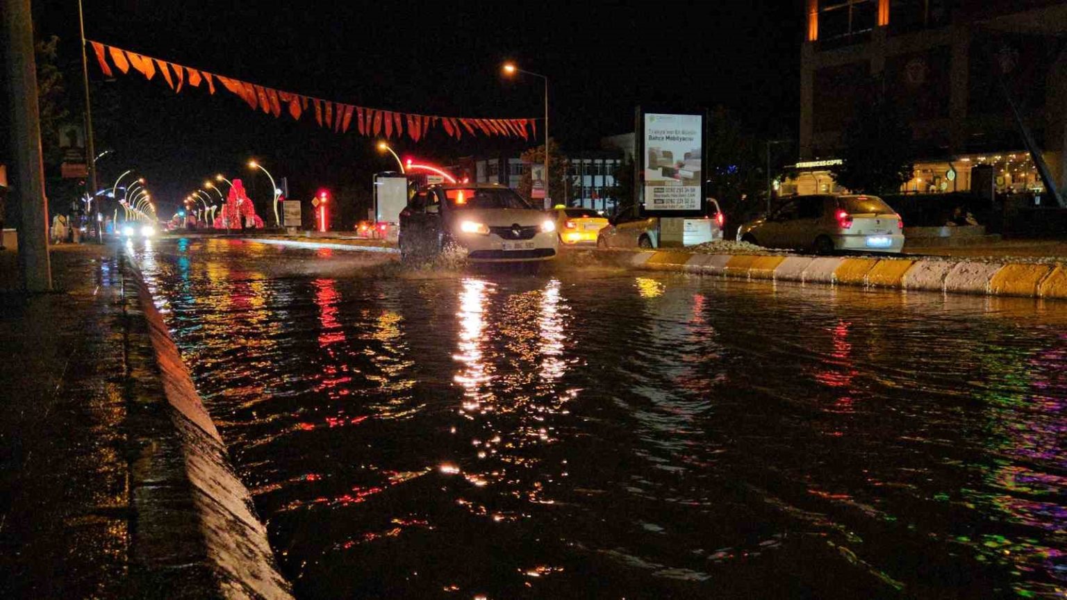 edirnede-icme-suyu-hatti-patladi-cadde-ve-sokaklar-gole-dondu