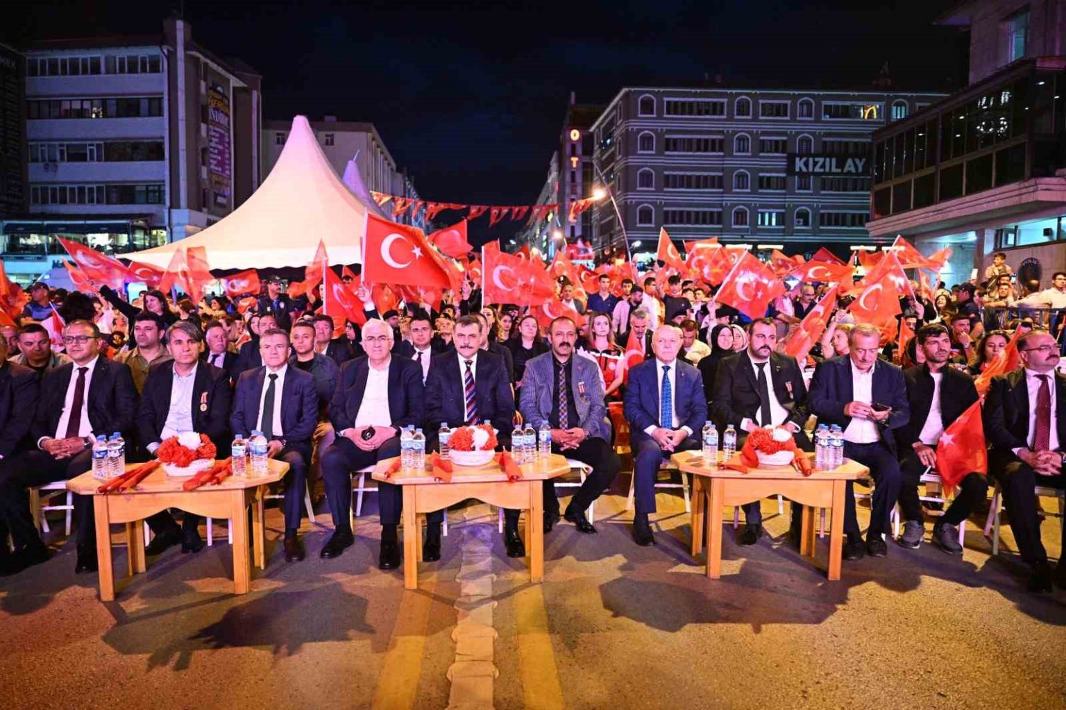 erzurumda-demokrasi-nobetine-yogun-katilim