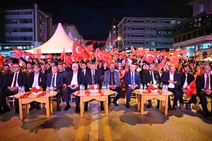 erzurumda-demokrasi-nobetine-yogun-katilim
