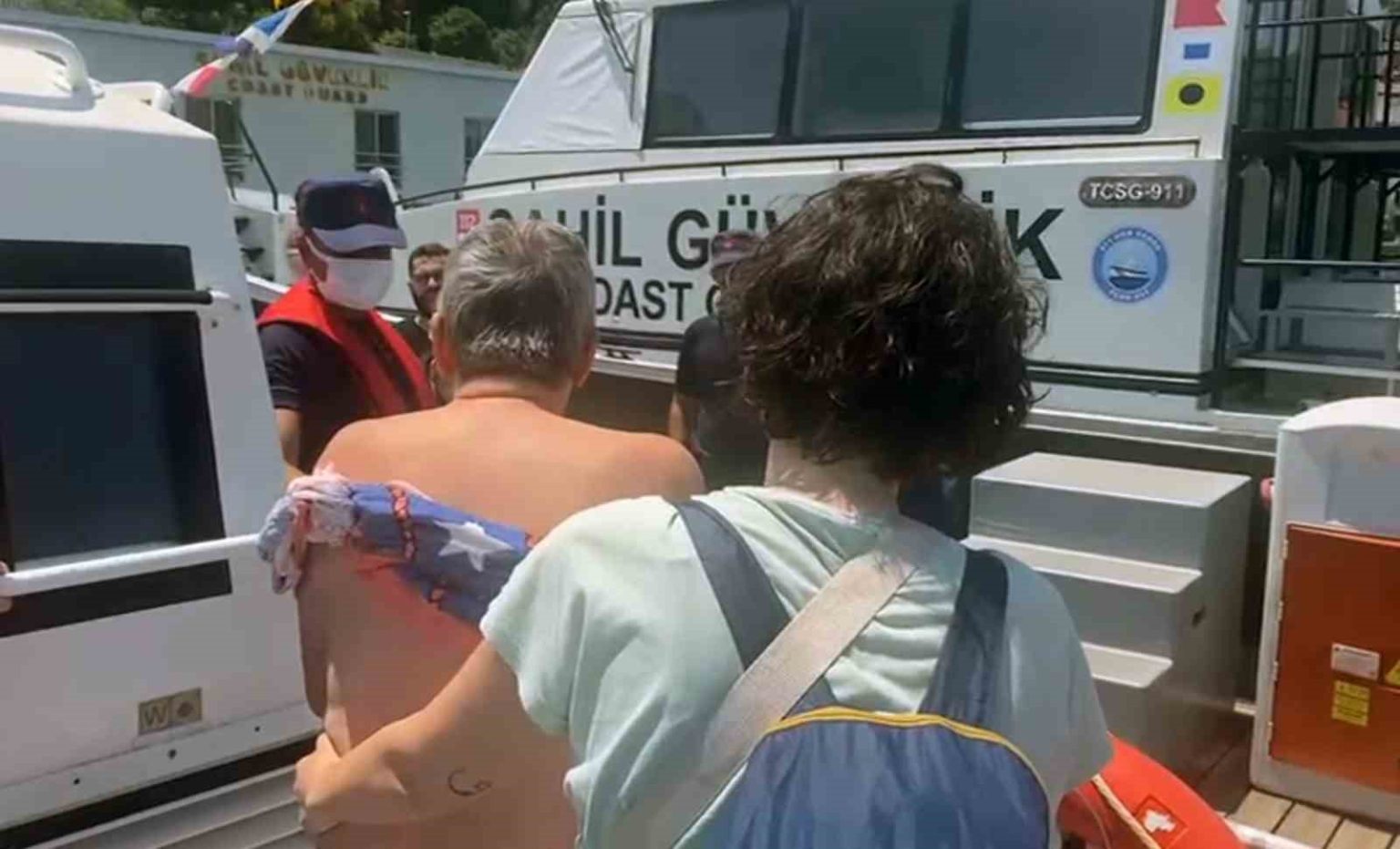gezi-teknesinde-yaralanan-vatandasin-tibbi-tahliyesi-gerceklestirildi