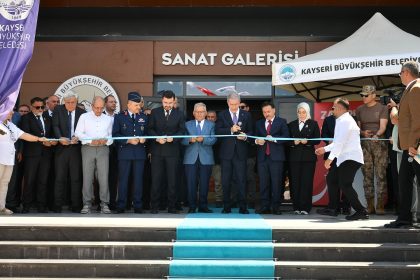 kayseri-buyuksehir-15-temmuzun-ruhunu-sanatla-anlatti-zaferin-adi-turkiye-sergisi-acildi