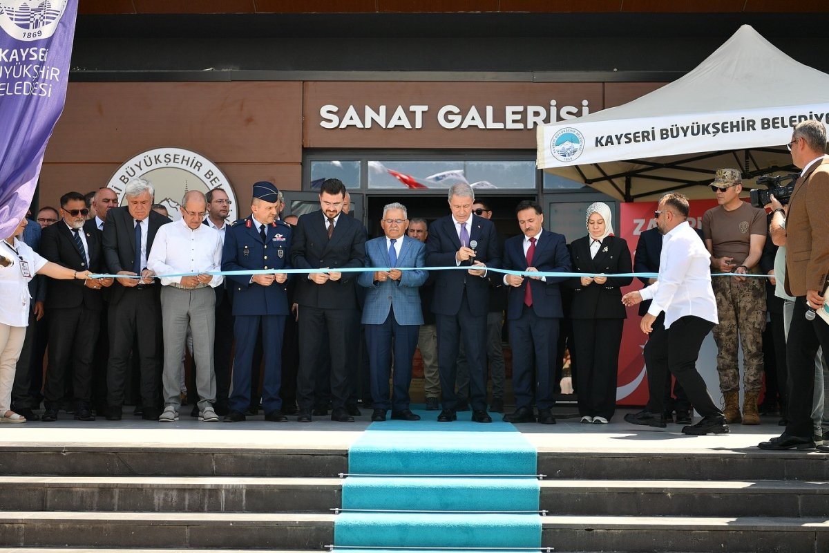 kayseri-buyuksehir-15-temmuzun-ruhunu-sanatla-anlatti-zaferin-adi-turkiye-sergisi-acildi