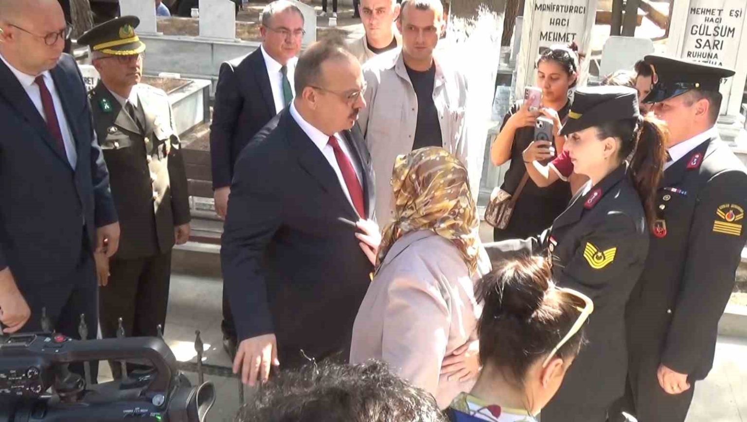 oglunun-mezarina-sarilamayan-anne-senguroglu-bir-kapi-acilsin-yeter