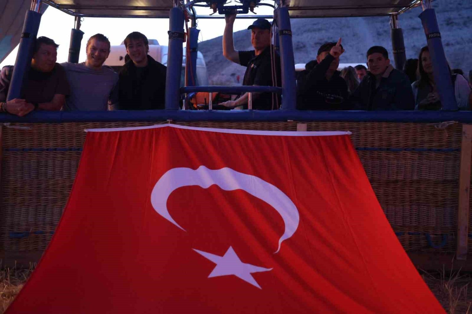 sicak-hava-balonlari-15-temmuzda-turk-bayragi-ve-pankartlarla-havalandi