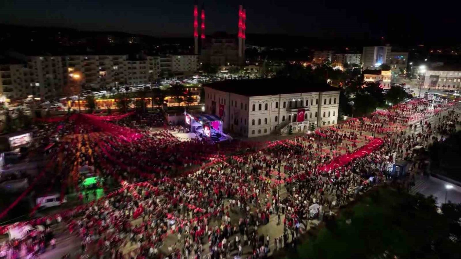 sivasta-15-temmuz-milli-birlik-ve-demokrasi-yuruyusu-duzenlendi-meydan-doldu-tasti